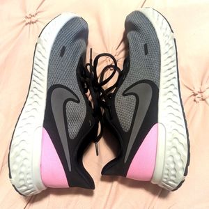 Like new Nike REVOLUTION running sneaker blk/gray/psychic pink Women's 10
